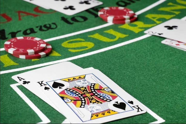 bet11 স্লটস গেমের রঙিন রিল ও প্রতীকের দৃশ্য